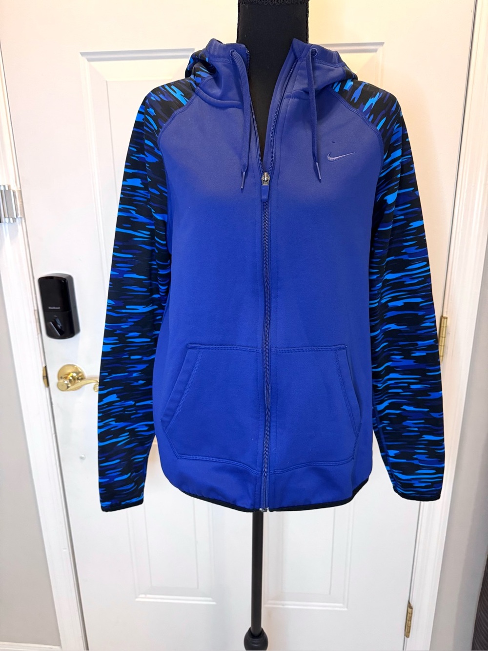 Nike Men’s Royal Blue Hooded Therma-Fit Full-Zip Jacket with Camo Sleeves